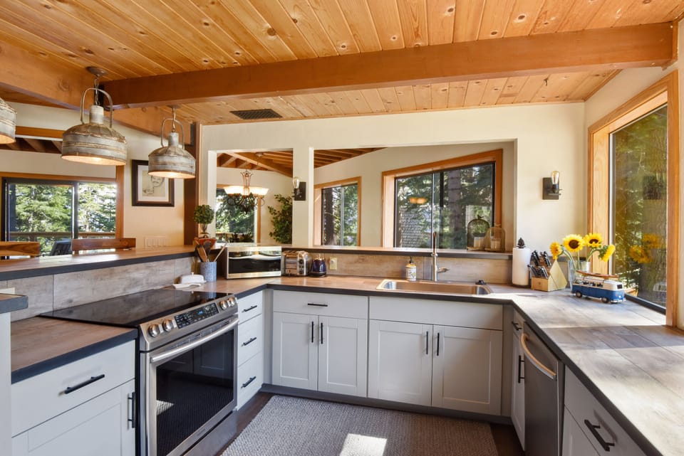 House, Multiple Beds, Hot Tub, Mountain View (Snowshoe Cabin) | Private kitchen | Fridge, microwave, oven, stovetop