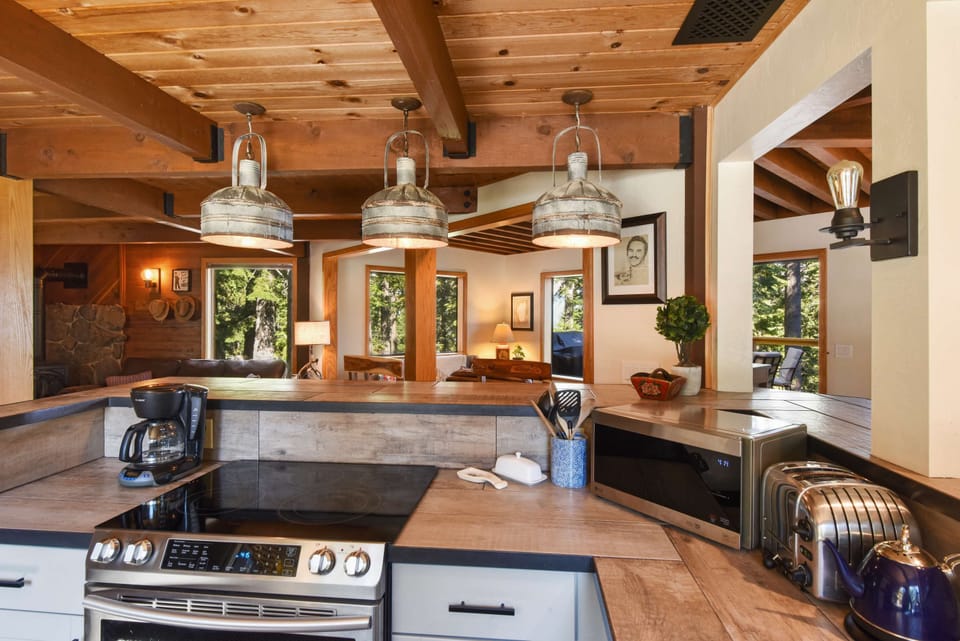 House, Multiple Beds, Hot Tub, Mountain View (Snowshoe Cabin) | Private kitchen | Fridge, microwave, oven, stovetop