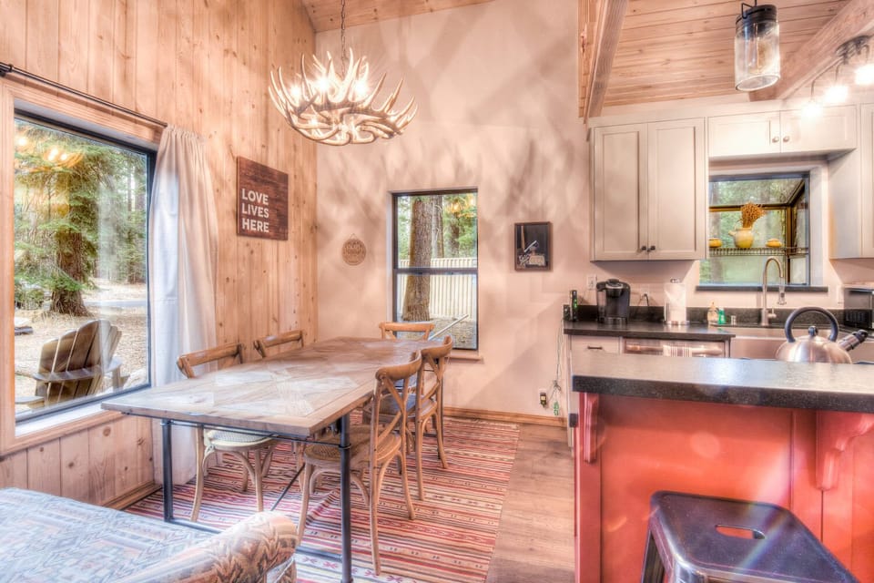 House, Multiple Beds, Patio, Mountain View (Rustic Tahoe Charm) | Dining