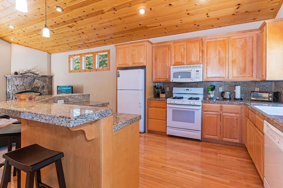 House, Multiple Beds, Patio, Mountain View (Cedar Chateau) | Private kitchen | Fridge, microwave, oven, stovetop