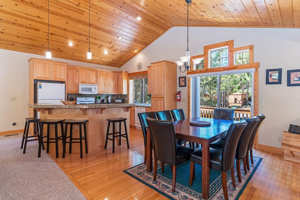 House, Multiple Beds, Patio, Mountain View (Cedar Chateau) | Dining