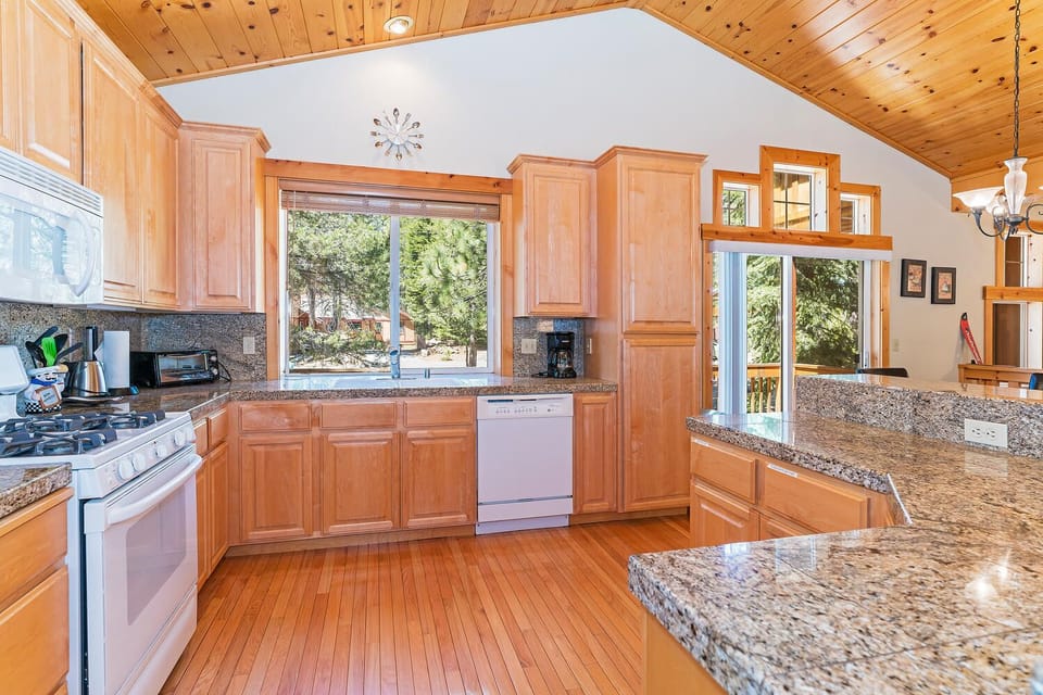 House, Multiple Beds, Patio, Mountain View (Cedar Chateau) | Private kitchen | Fridge, microwave, oven, stovetop