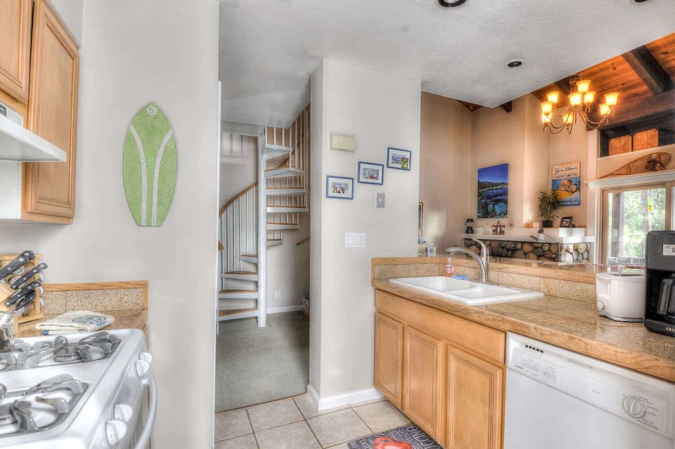 Townhome, Multiple Beds, Balcony | Private kitchen | Fridge, microwave, oven, stovetop