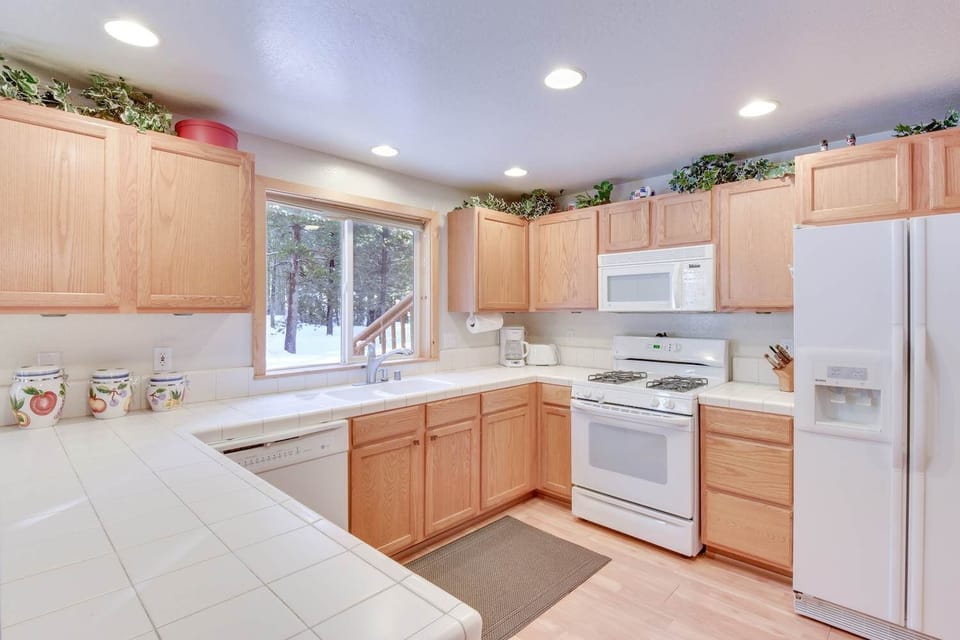 House, Multiple Beds, Patio, Mountain View (McKinney Estate) | Private kitchen | Full-size fridge, microwave, oven, stovetop