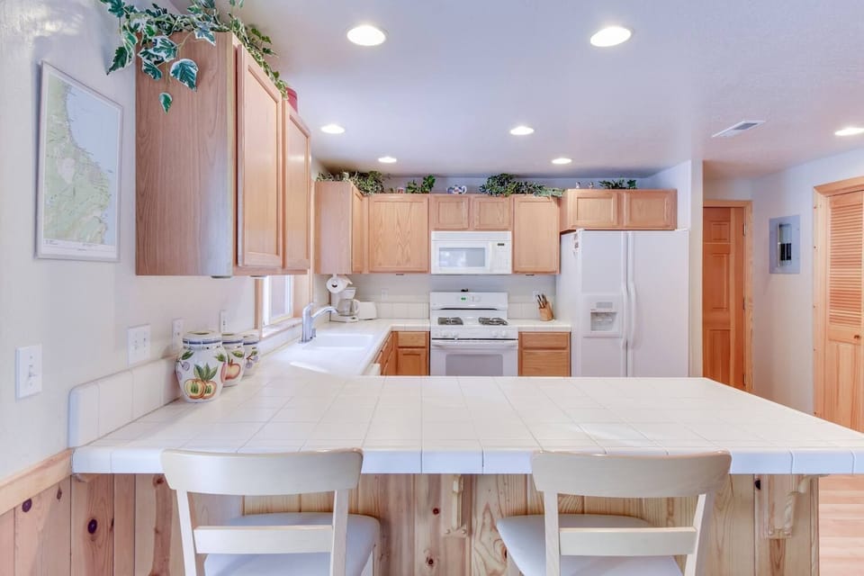 House, Multiple Beds, Patio, Mountain View (McKinney Estate) | Private kitchen | Full-size fridge, microwave, oven, stovetop