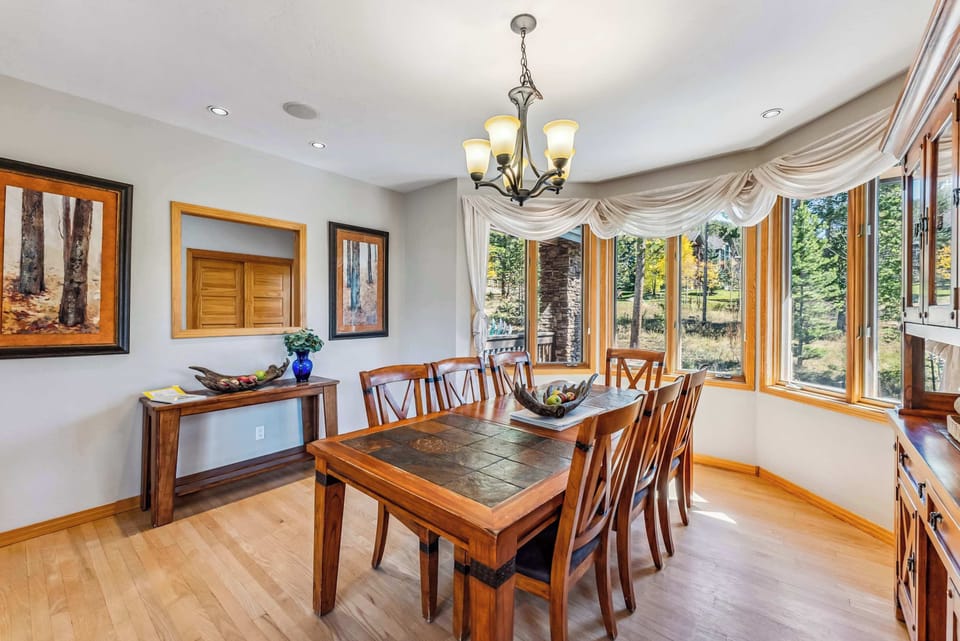 Dining Room: 8-person dining table