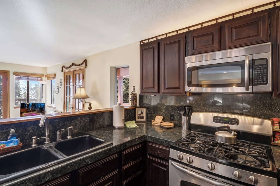 House, Multiple Beds, Hot Tub, Mountain View (Mountainside Overlook) | Private kitchen | Fridge, microwave, oven, stovetop