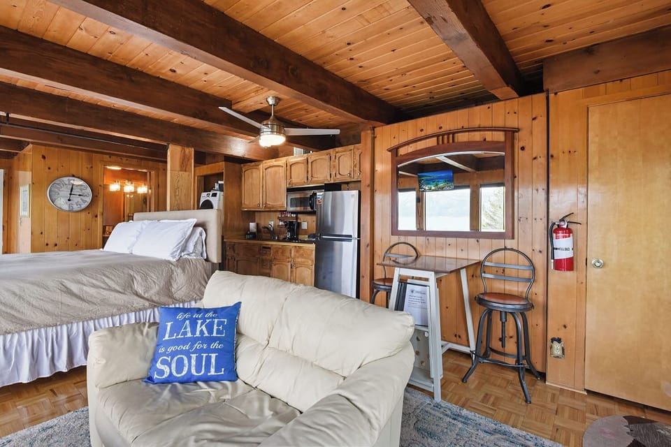 Studio Suite, 1 King Bed (Stargazer) | Individually decorated, individually furnished, free WiFi, bed sheets