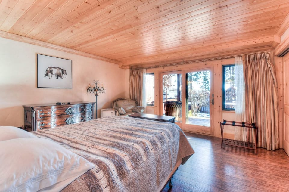 Crystal Shores Villa Lake Views & Hiking Apartment in Incline Village