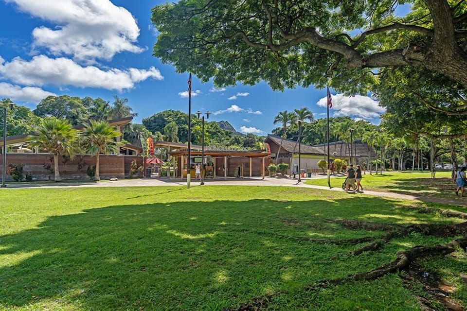 Zoo is quick walk away for a WILD time! - Zoo is quick walk away for a WILD time!