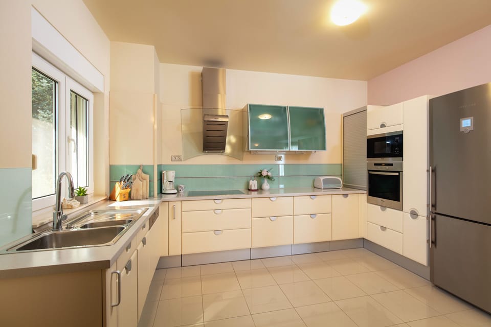Luxury Villa | Private kitchen | Oven, stovetop, dishwasher, toaster