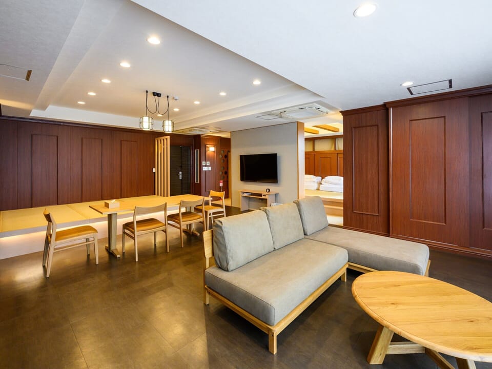 Suite | Down comforters, desk, blackout drapes, WiFi (free)