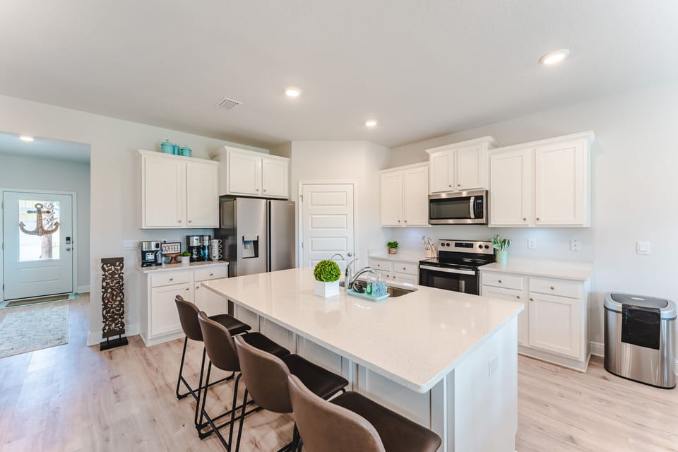 Kitchen with seating for 4 people on island
