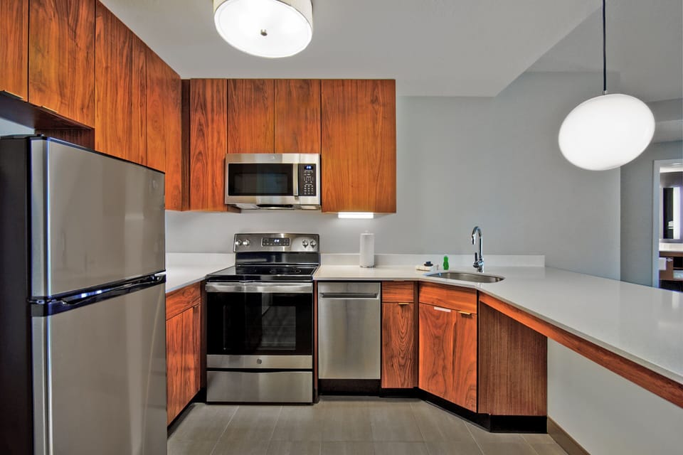 Coffee/tea maker, full-size fridge, microwave, stovetop