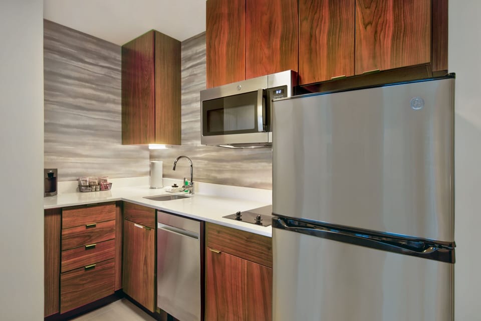Coffee/tea maker, full-size fridge, microwave, stovetop