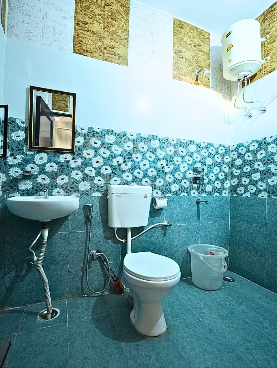 Standard 6 Bed Female Dorm | Bathroom | Shower, free toiletries, soap