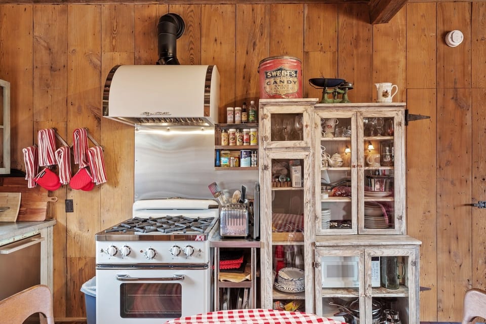 House, 3 Bedrooms | Private kitchen | Fridge, oven, coffee/tea maker