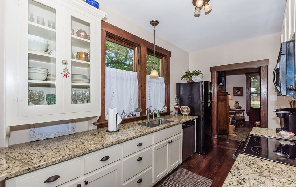 House, 2 Bedrooms | Private kitchen | Fridge, microwave, stovetop, coffee/tea maker