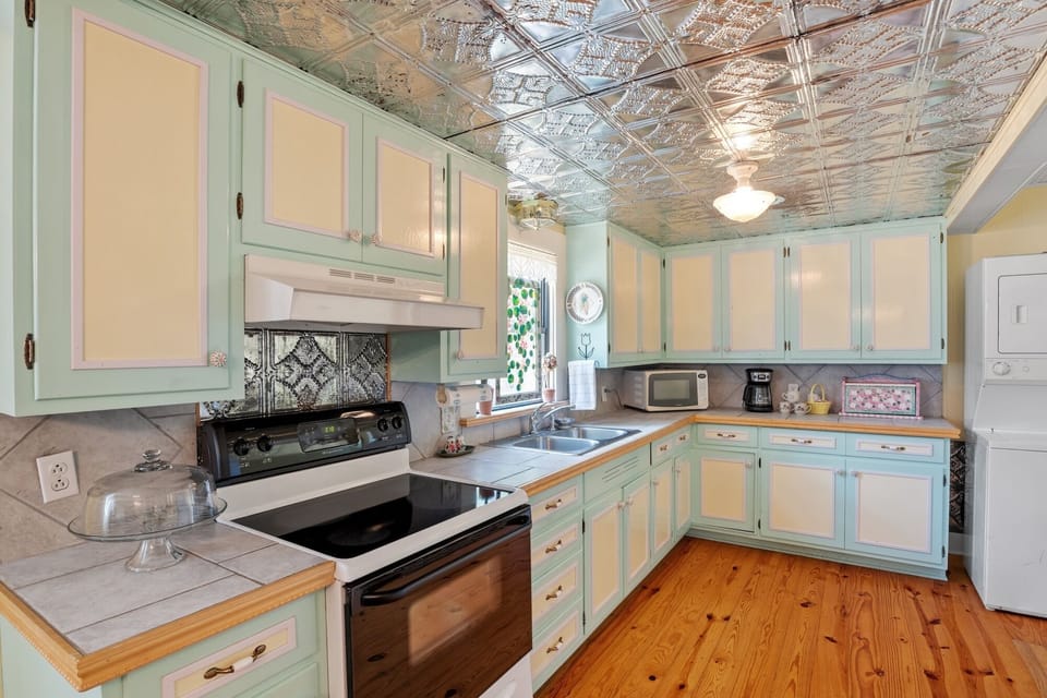 House, 2 Bedrooms | Private kitchen | Fridge, oven, stovetop, coffee/tea maker