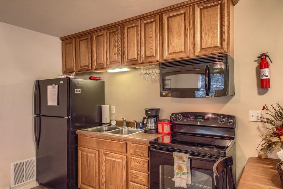 Cottage, 1 Bedroom | Private kitchen | Fridge, oven, coffee/tea maker