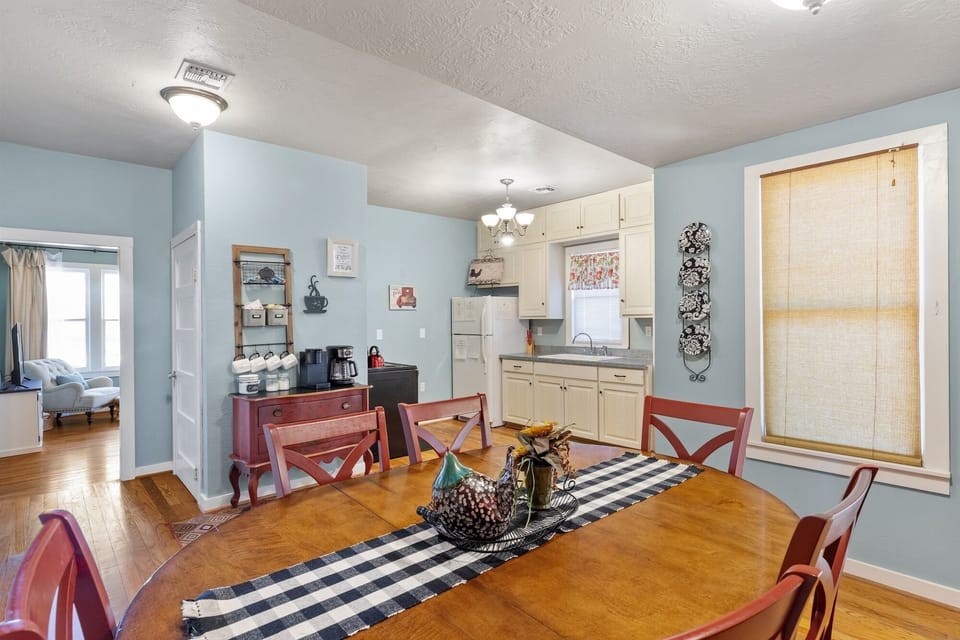 House, 2 Bedrooms | Dining