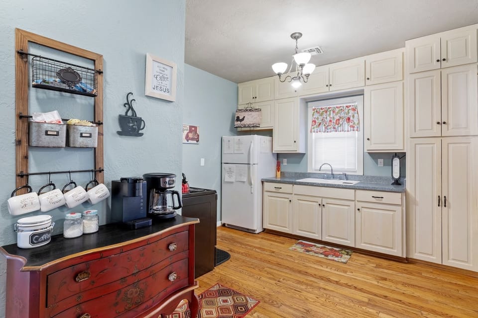 House, 2 Bedrooms | Private kitchen | Coffee/tea maker, fridge, oven, stovetop