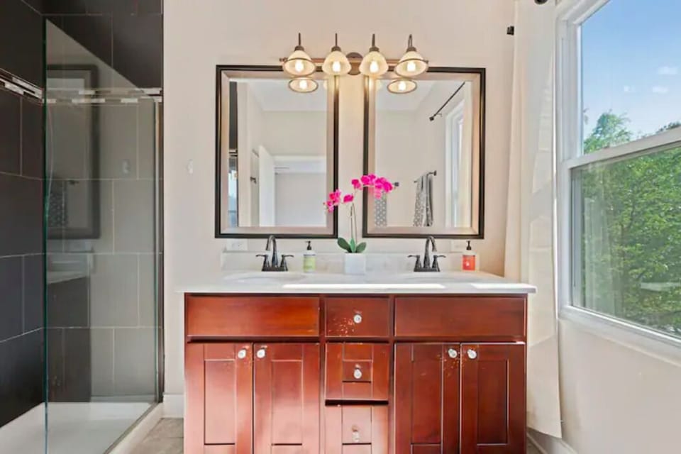 Master Bathroom(Shower gel, shampoo & conditioner) blow dryer as well