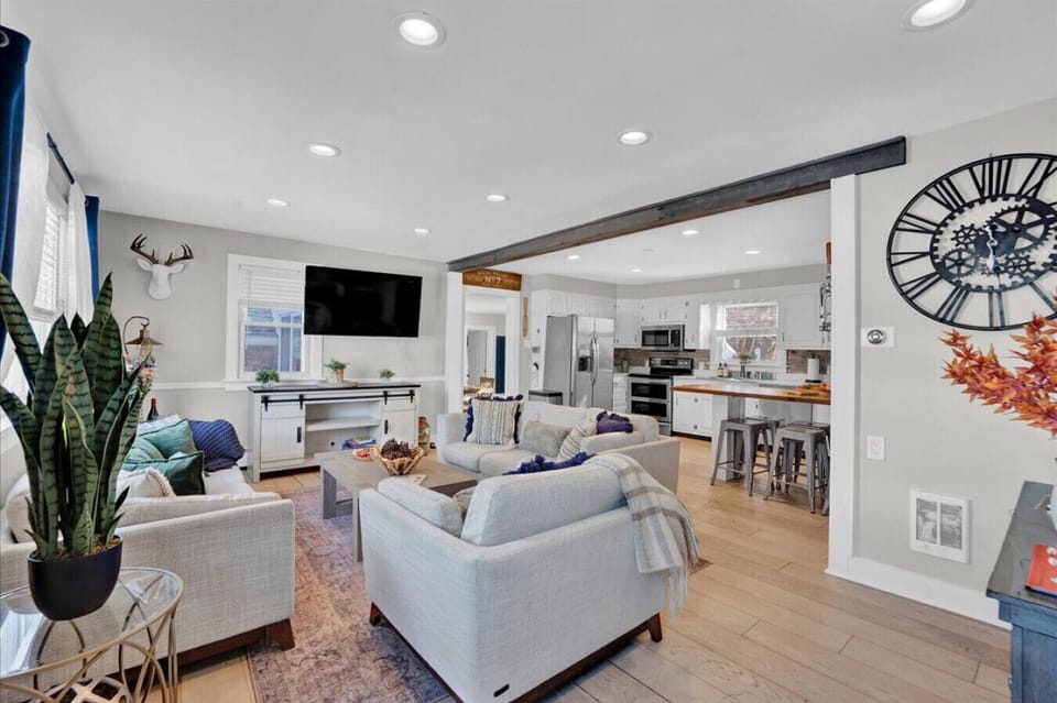 Relax and unwind in this bright and airy open-concept living room, flowing right into a modern, fully-equipped kitchen. Perfect for gathering with friends and family!