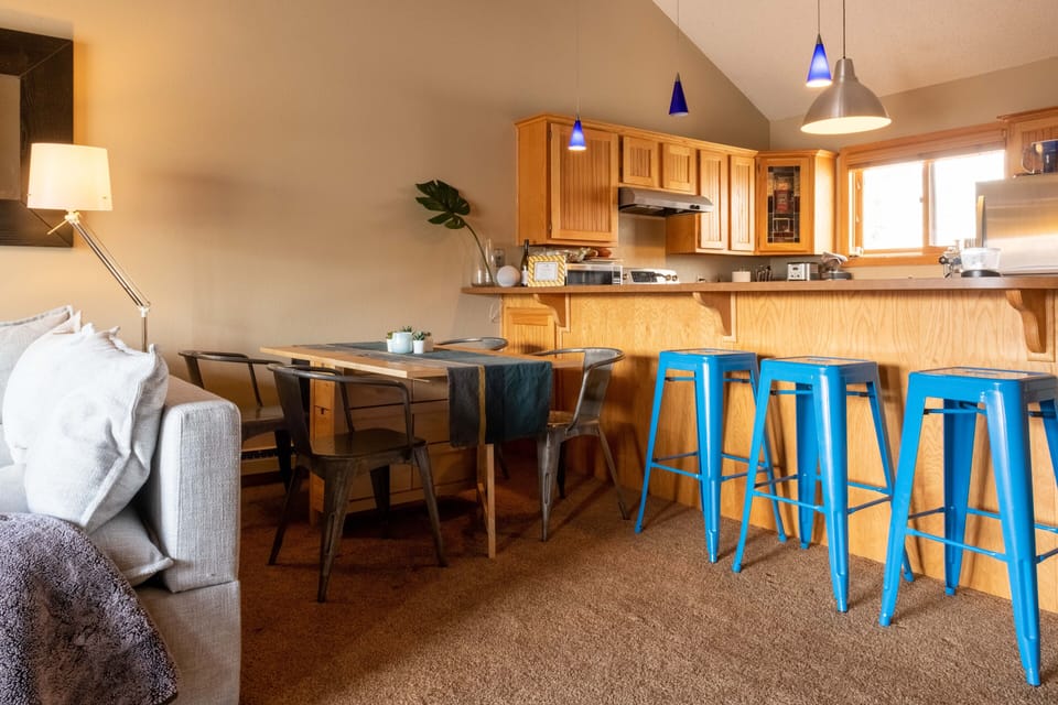 Plenty of comfortable options for places to eat and drink.