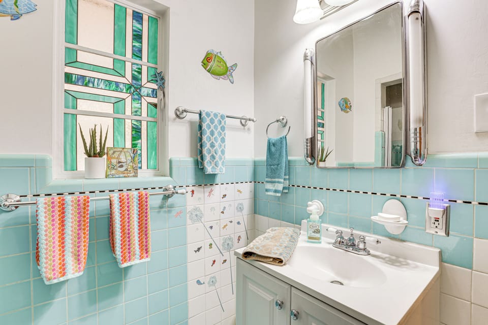 Full Bathroom | Towels Provided