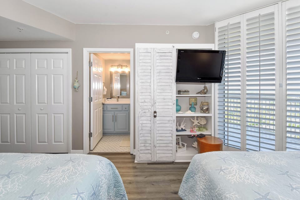 Silver Shells St. Maarten 1208 - Guest Bedroom with Attached Bathroom