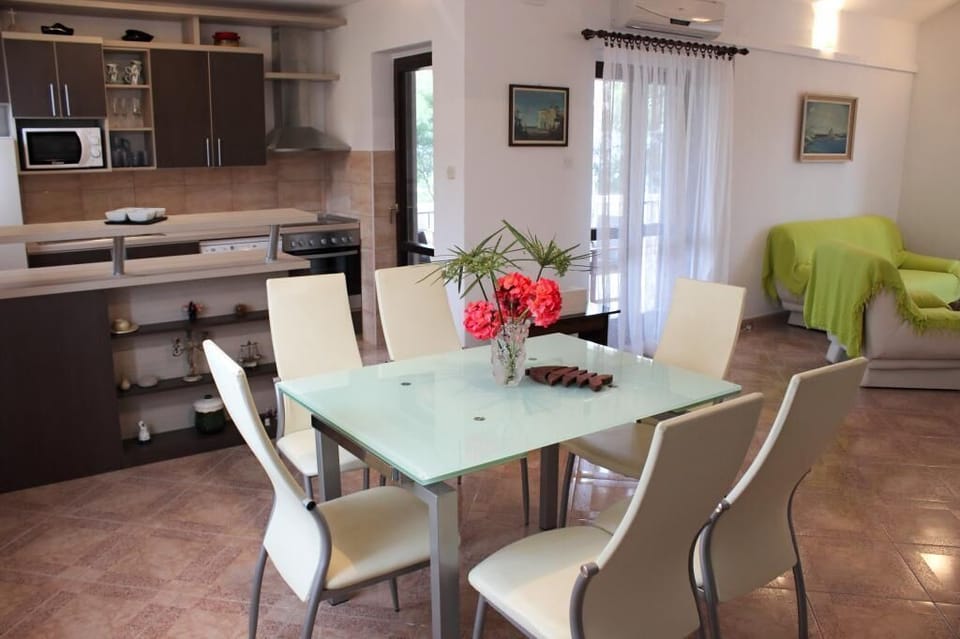 Apartment (Two Bedroom Apartment with Terrace) | In-room dining