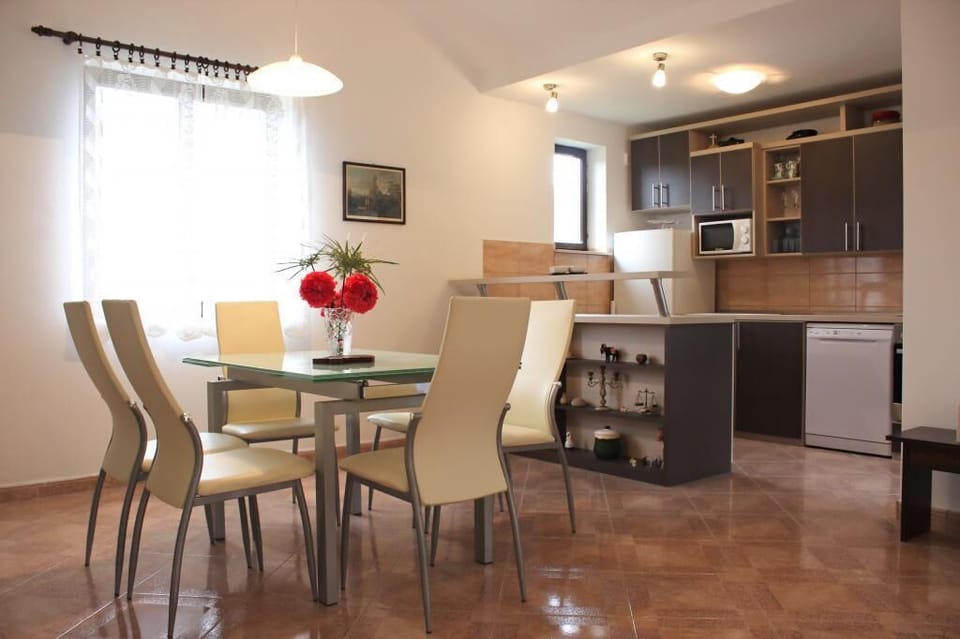 Apartment (Two Bedroom Apartment with Terrace) | In-room dining