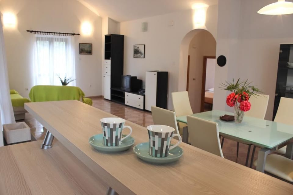 Apartment (Two Bedroom Apartment with Terrace) | In-room dining