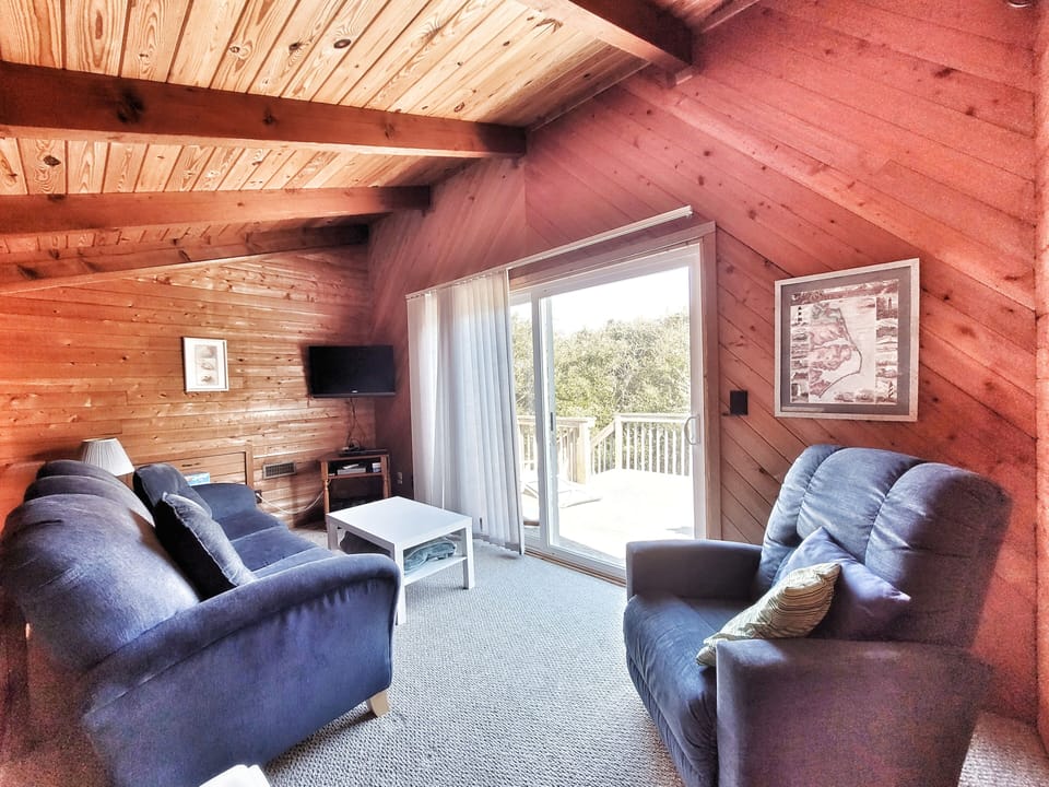 Loft area with tv