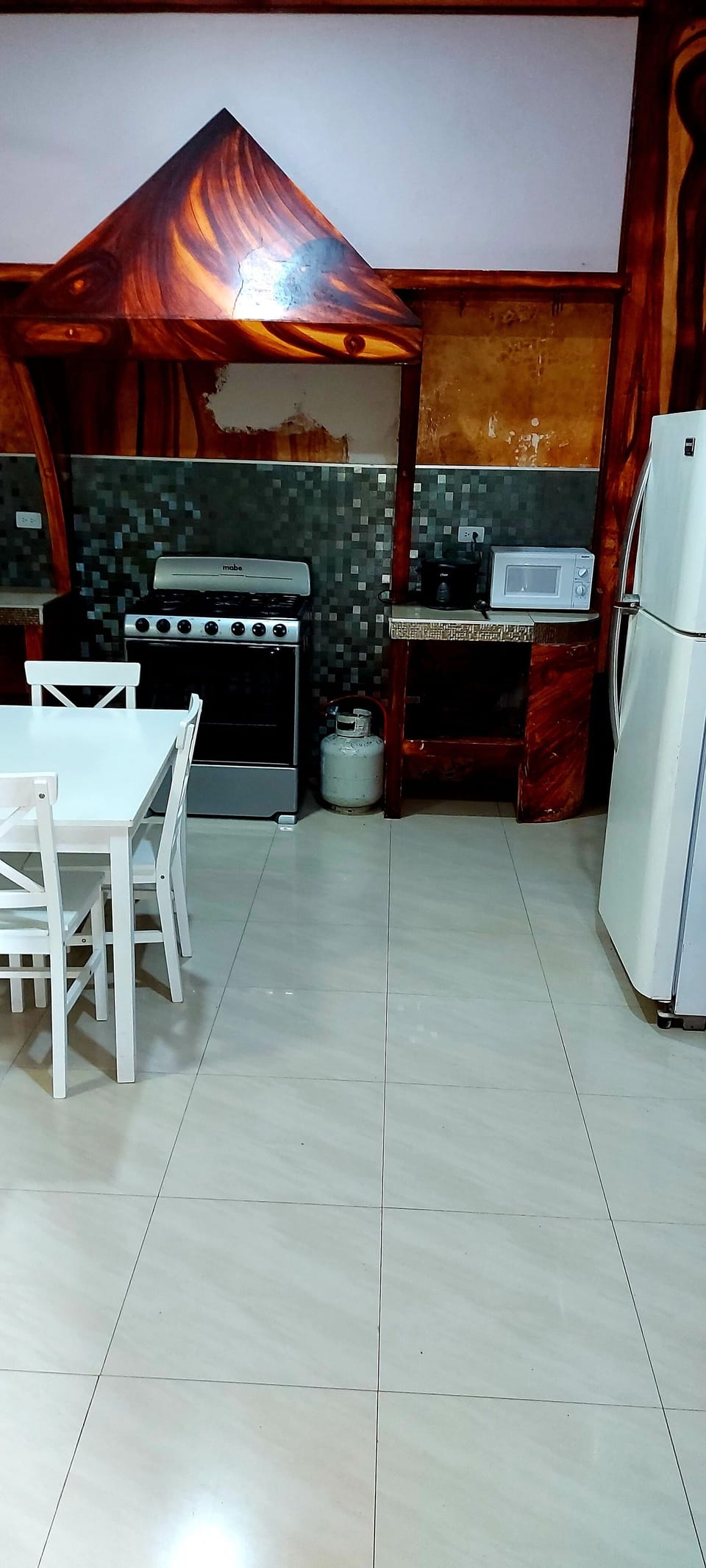 Full-size fridge, microwave, oven, stovetop
