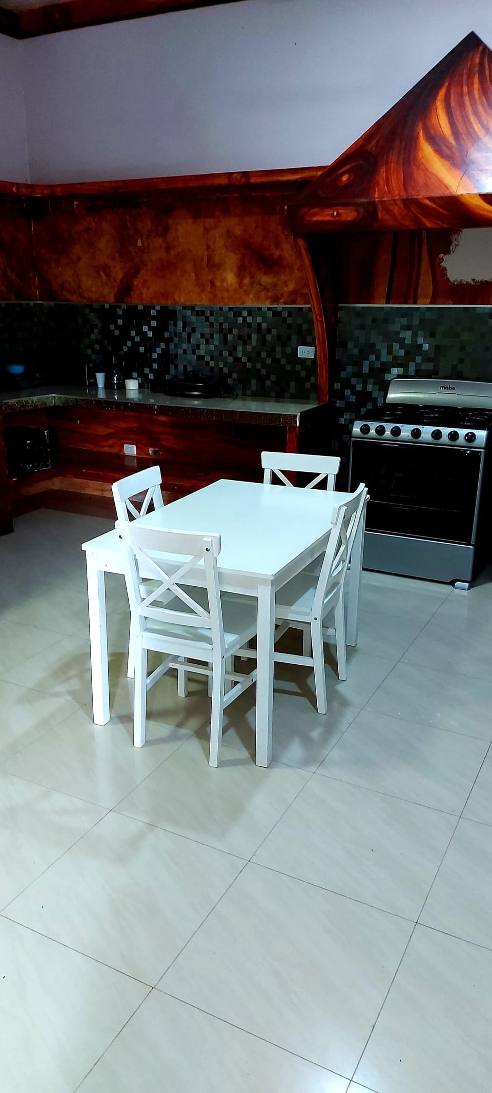 Full-size fridge, microwave, oven, stovetop