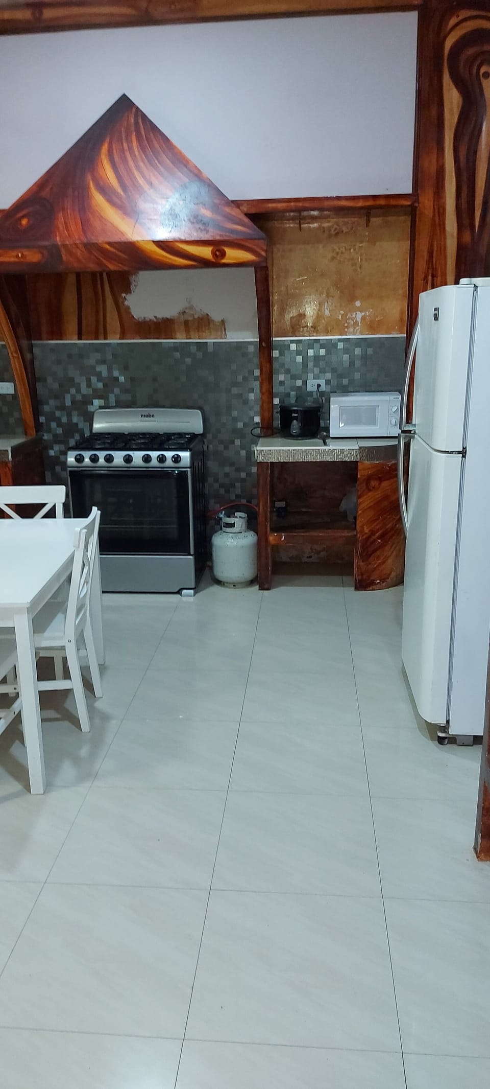Full-size fridge, microwave, oven, stovetop