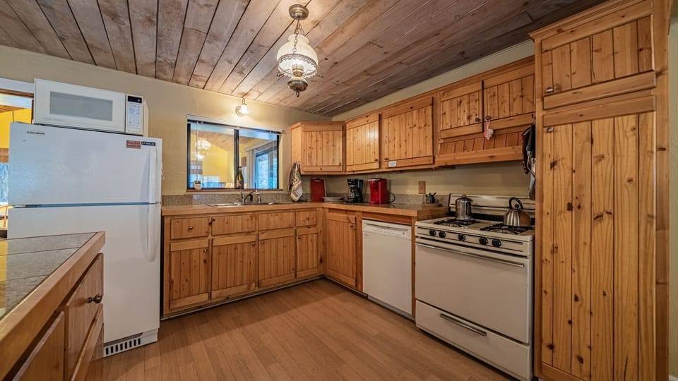 Full kitchen