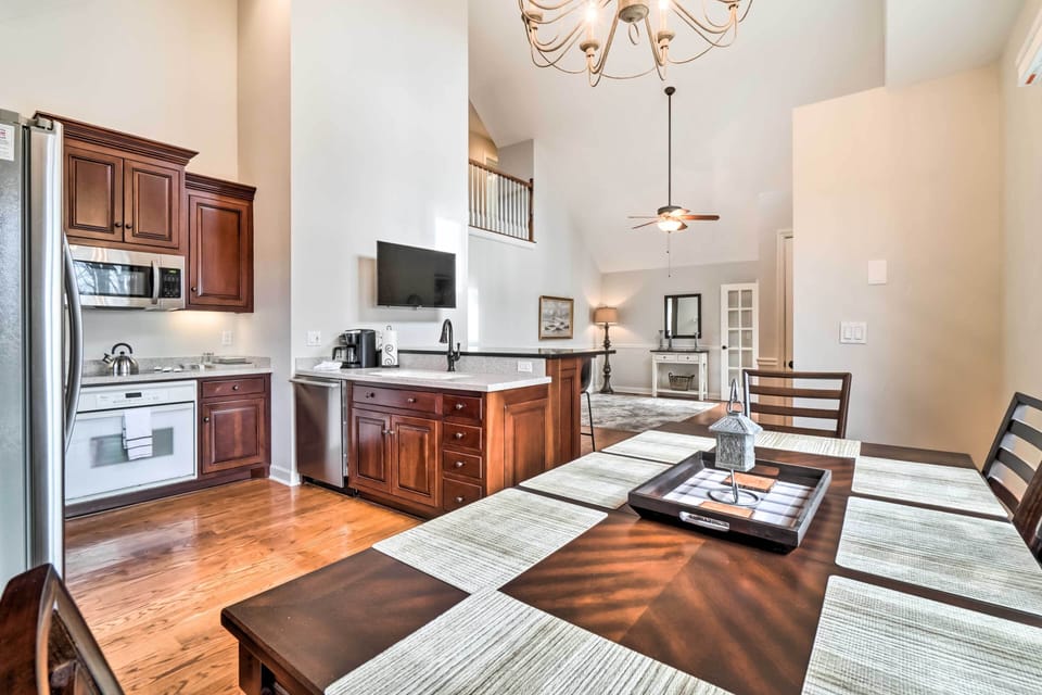 Dining Area | Dishware/Flatware Provided