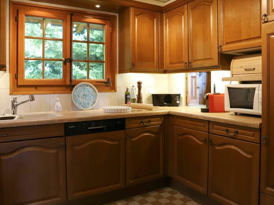 Brown, Countertop, Cabinetry, Kitchen Sink, Property, Sink, Furniture, White, Tap, Kitchen Appliance