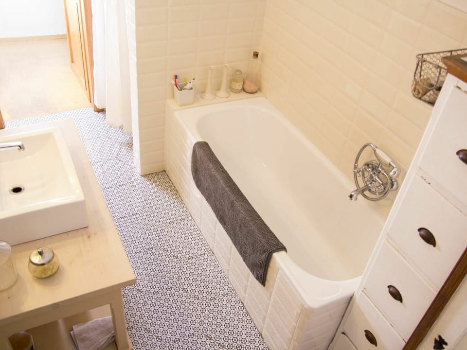 Bathtub, Plumbing Fixture, Property, Product, Bathroom, Tap, Wood, Interior Design, Comfort, Floor