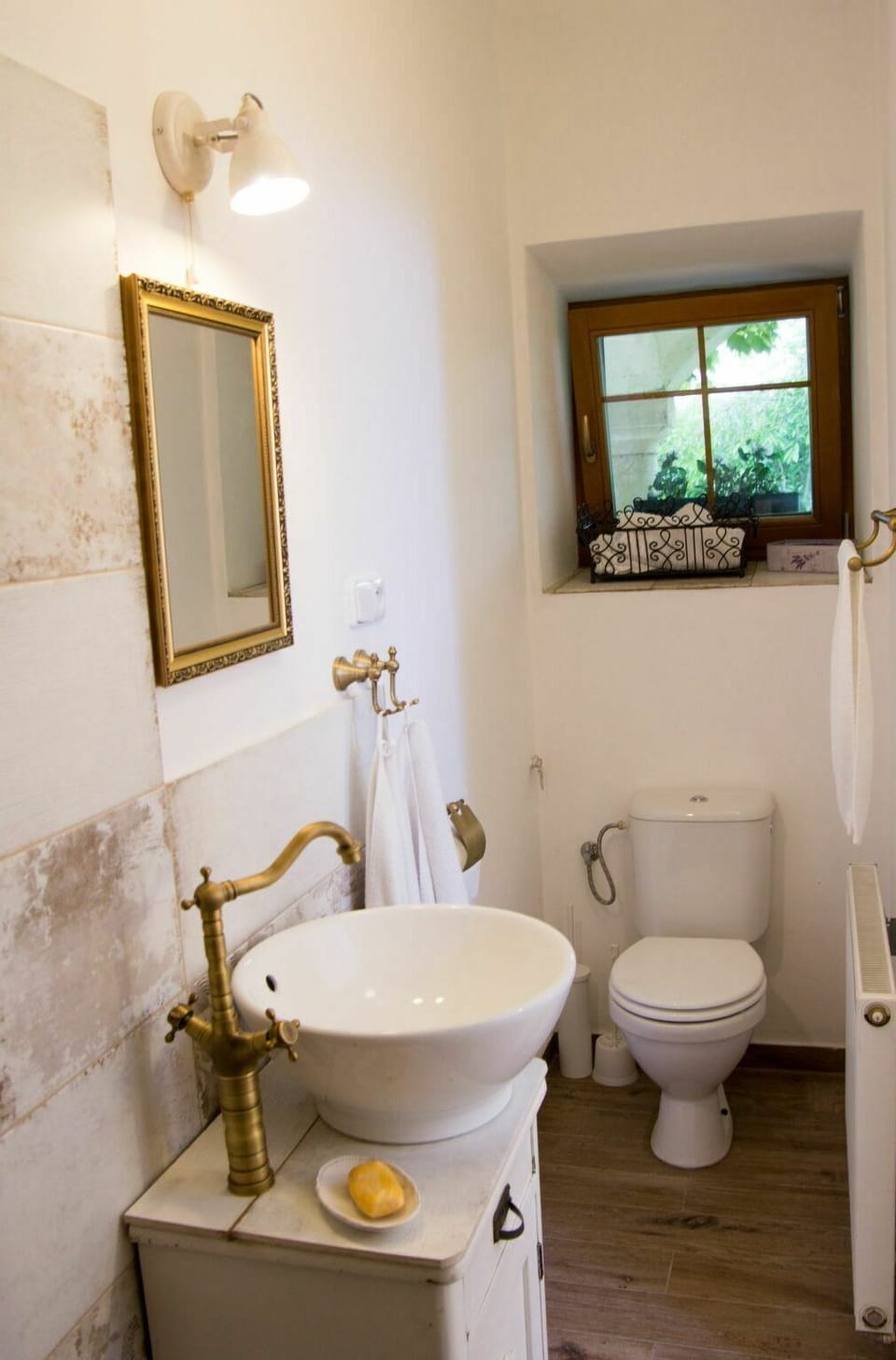 Mirror, Plumbing Fixture, Bathroom Sink, Property, Tap, Sink, White, Purple, Bathroom, Lighting