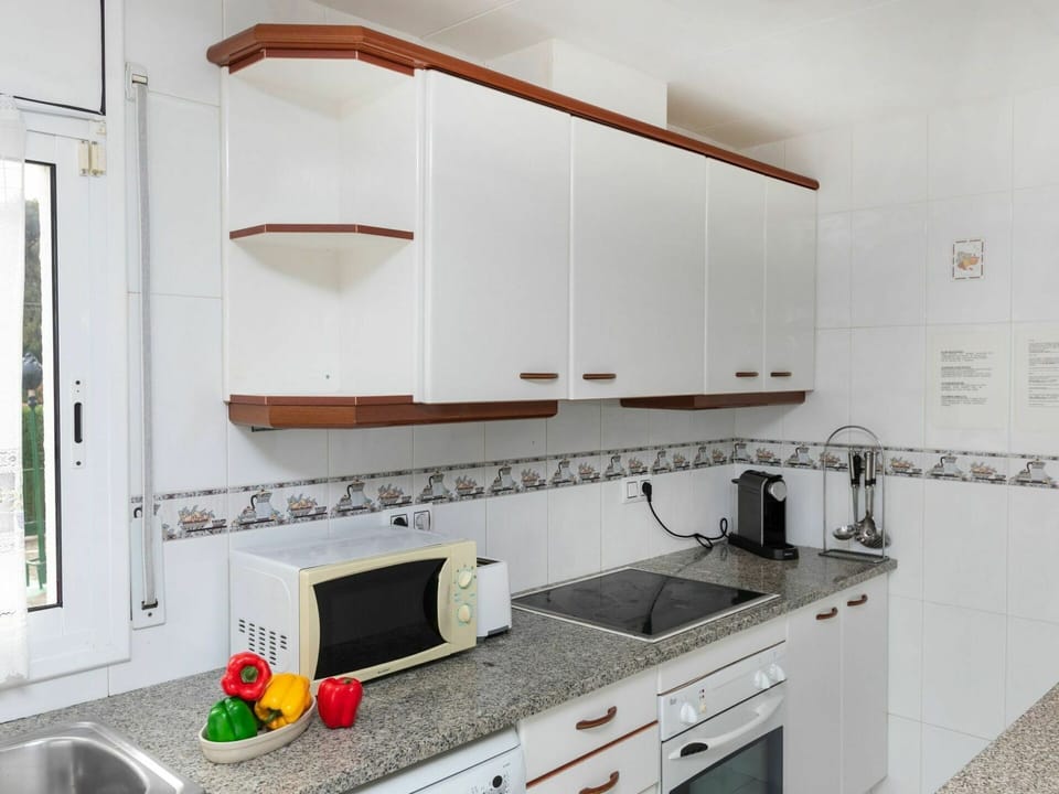 Tap, Cabinetry, Countertop, Kitchen Sink, Sink, Building, Plumbing Fixture, Product, Kitchen Appliance, Kitchen