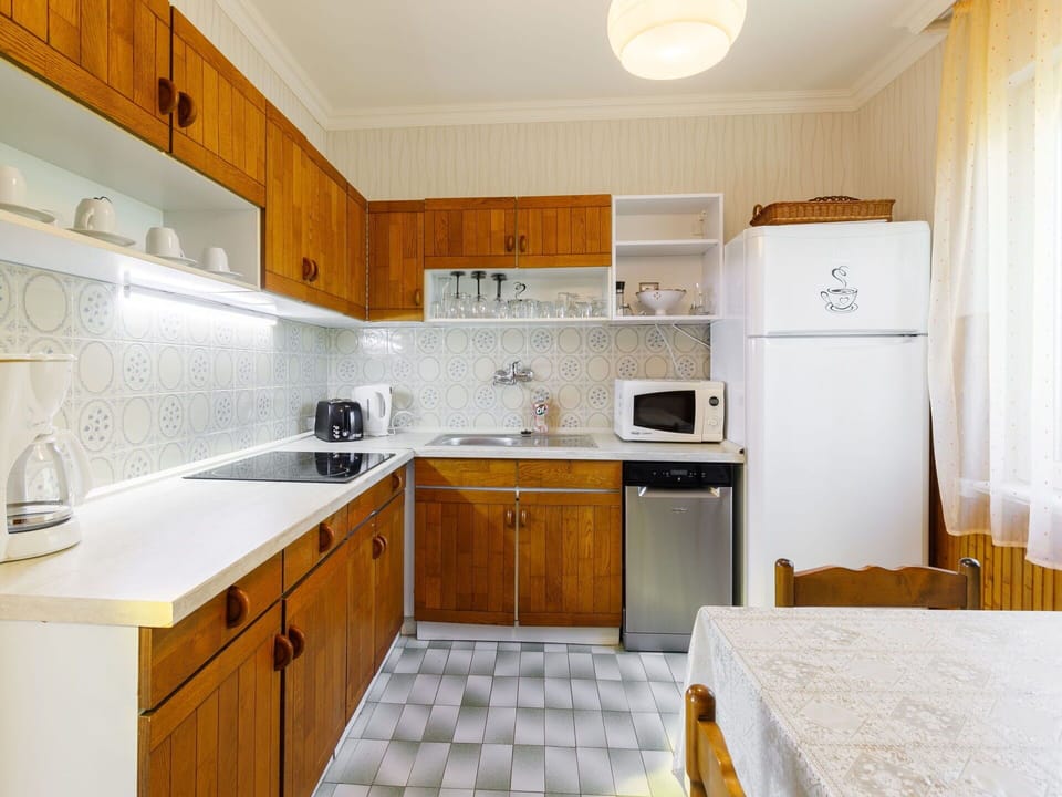 Cabinetry, Countertop, Kitchen Sink, Sink, Property, Tap, Building, Kitchen, Wood, Kitchen Stove