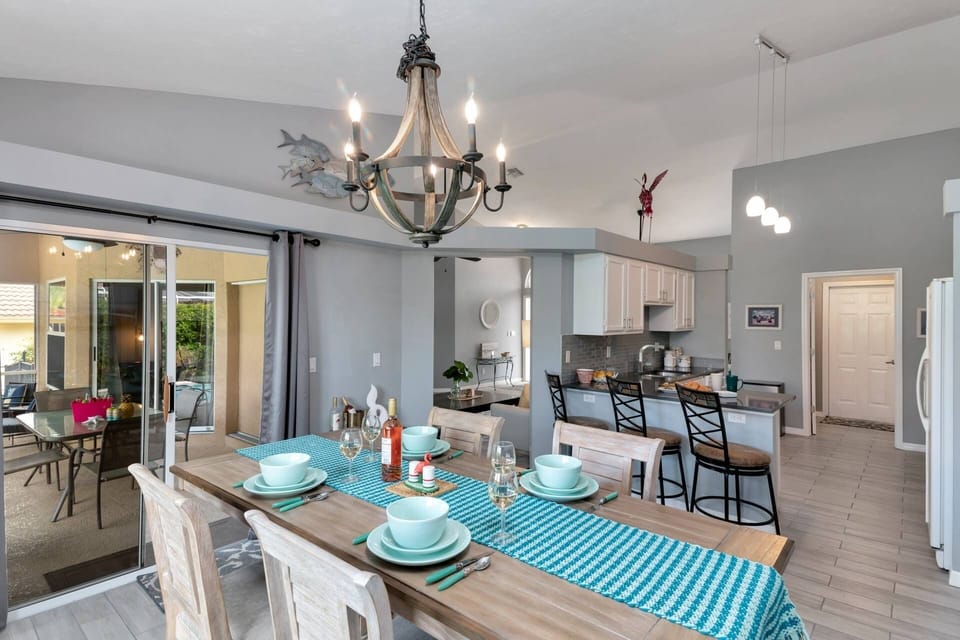 Dine indoors or alfresco on the covered, screened-in lanai.