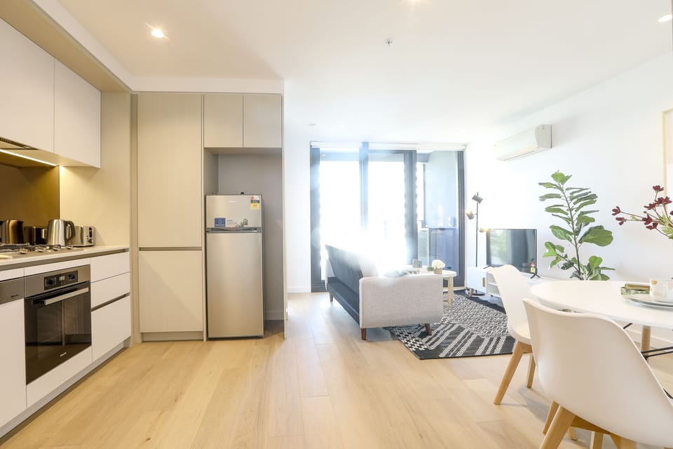City Apartment | Private kitchen | Full-size fridge, microwave, oven, stovetop