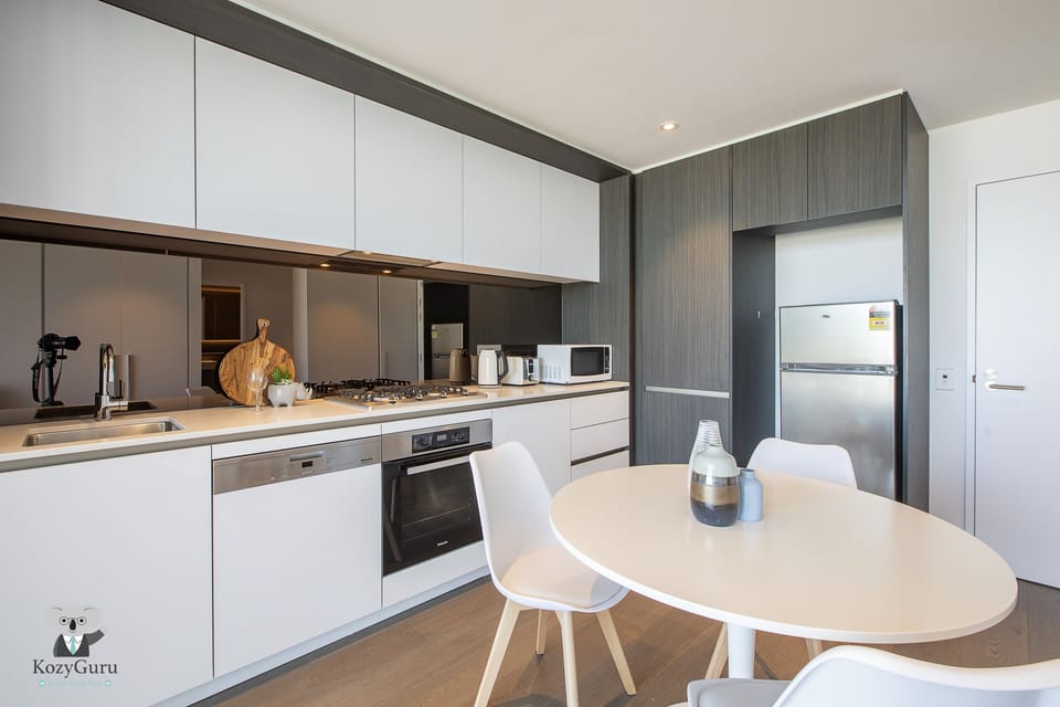 City Apartment | Private kitchen | Full-size fridge, microwave, oven, stovetop