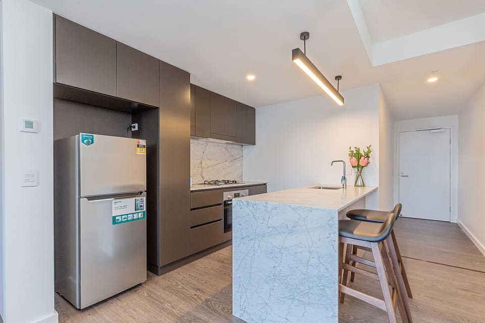 City Apartment | Private kitchen | Full-size fridge, microwave, oven, stovetop