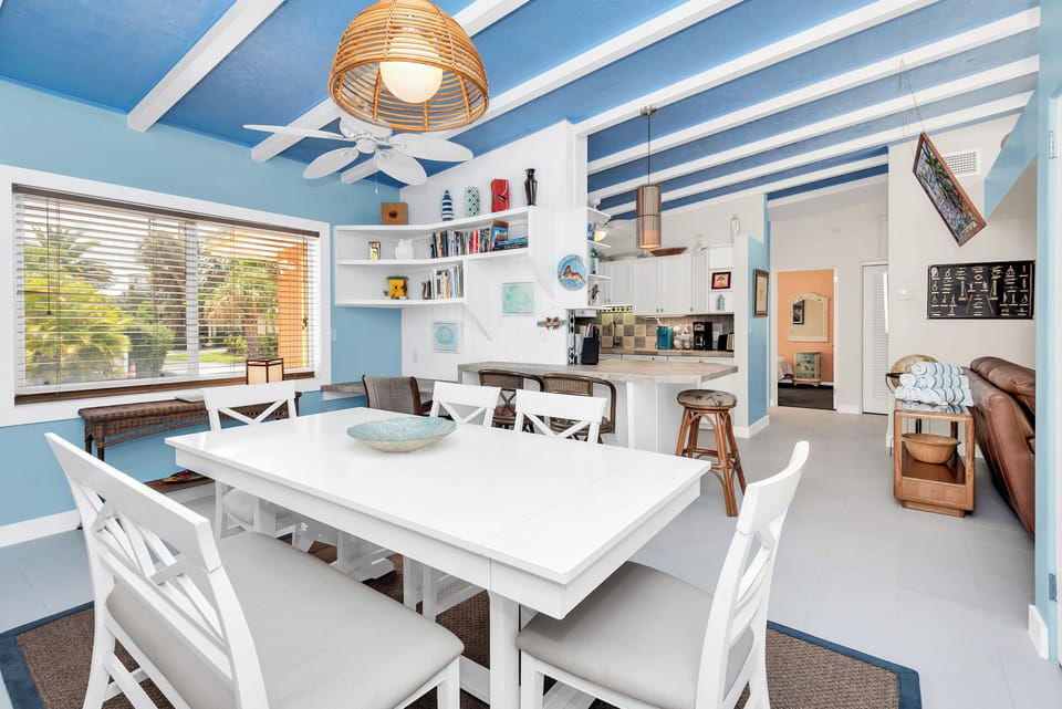 Dining Room (6 Seats) and Desk space. Kitchen island